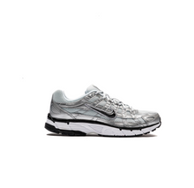 Lade das Bild in den Galerie-Viewer, NIKE WMNS P-6000 WHITE/BLACK-METALLIC-SILVER-PURE-PLATINUM
